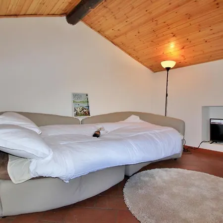 Casa de Férias Sleeps 7 Acquaseria